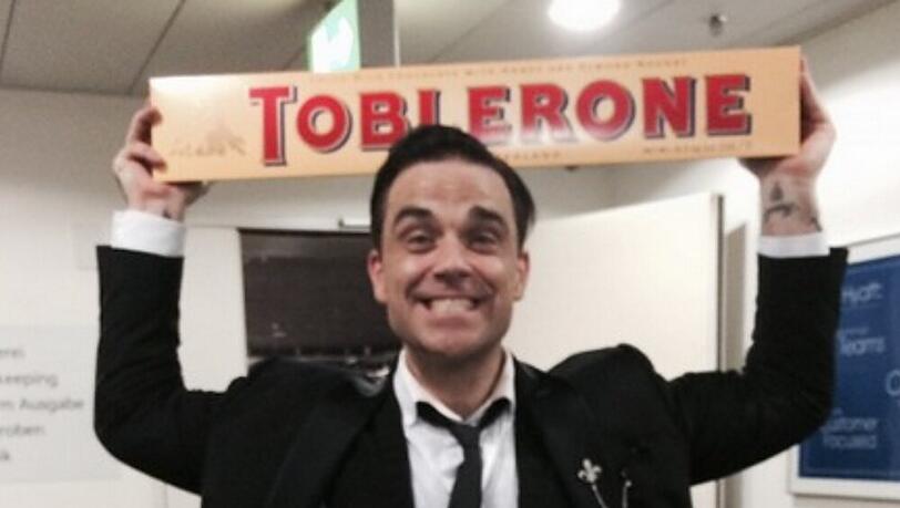 Robbie Williams freut sich über die Riesen-Toblerone Robbie Williams freut sich über die Riesen-Toblerone