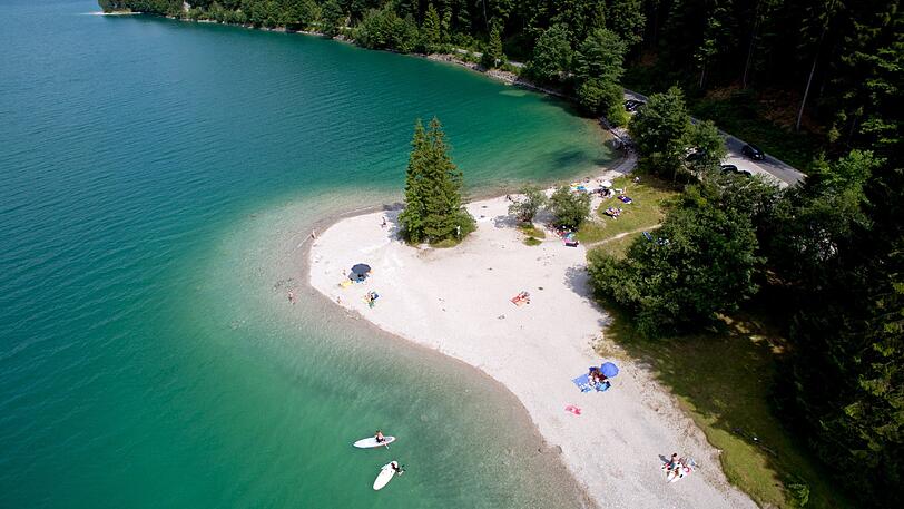 Einer der saubersten Seen im Freistaat: der Walchensee. Hier ein Foto von Ausflüglern in der Nähe von Einsiedl.