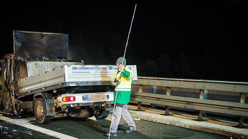 Im Kleinlaster verbrennen zwei Menschen nach dem Auffahrufall auf der A6. Die Bilder der Nacht.