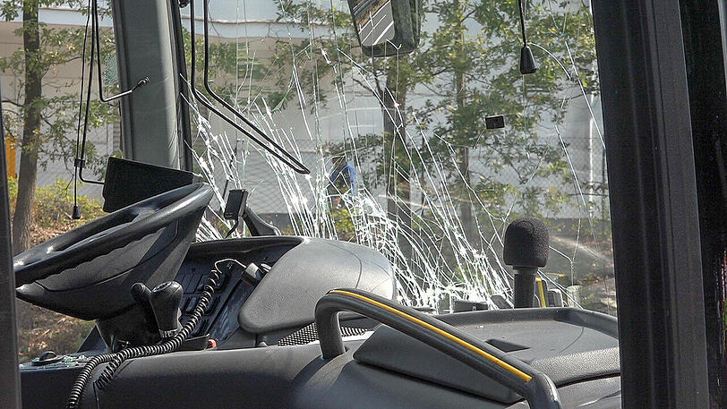 Der Pkw wurde komplett zerstört, sowohl die Fahrerin als auch der Fahrer erlitten schwere Verletzungen. Auch viele Insassen im Bus wurden verletzt. Die Bilder vom Unfallort auf der A73 bei Nürnberg.