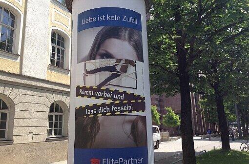 Vor der Hopfenpost: Wenn Bindungskräfte nachlassen, entstehen ganz neue spannende Konstellationen - wie bei diesem Plakat