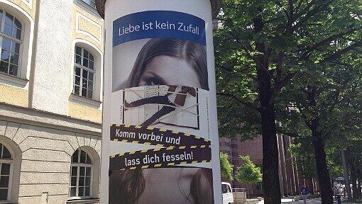 Vor der Hopfenpost: Wenn Bindungskräfte nachlassen, entstehen ganz neue spannende Konstellationen - wie bei diesem Plakat Vor der Hopfenpost: Wenn Bindungskräfte nachlassen, entstehen ganz neue spannende Konstellationen - wie bei diesem Plakat