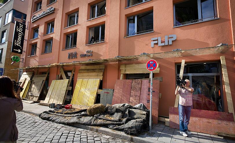Bilder nach der Bombe: So hat es am 29. August 2012 beim &bdquo;Flip&ldquo; in der Feilitzschstraße ausgesehen. Foto: Peter Kneffel