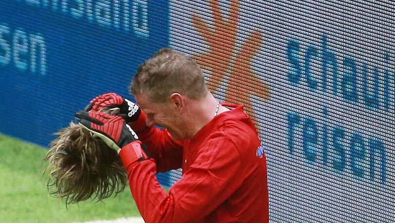 Während eines Promi-Kicks war Mickie Krause für weniger Augenblicke ohne Perücke zu sehen. Während eines Promi-Kicks war Mickie Krause für weniger Augenblicke ohne Perücke zu sehen.
