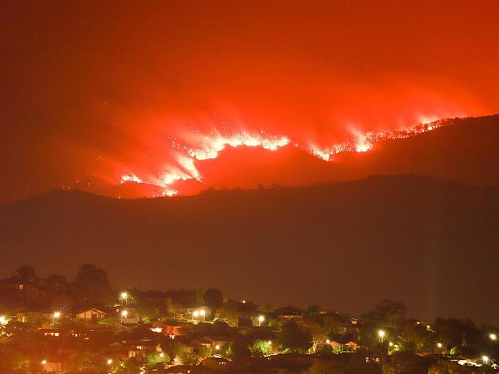 Wegen eines riesigen Feuers haben die Behörden für die Hauptstadt-Region den Notstand ausgerufen.