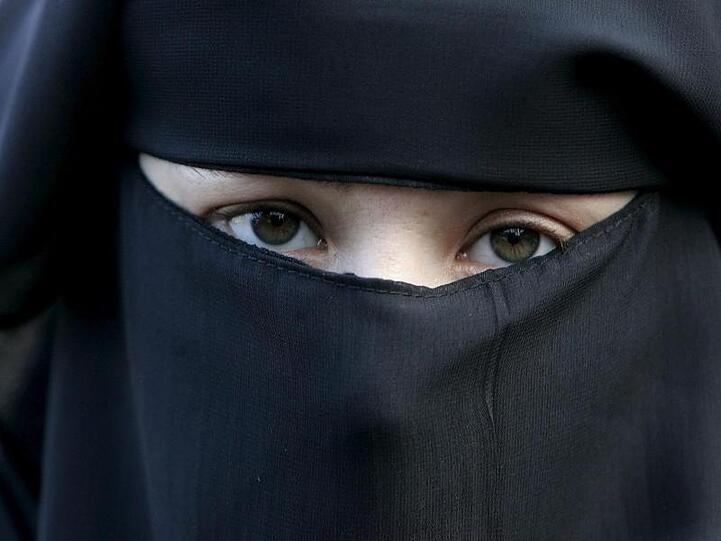 Nach einer heftigen Debatte über 14 Jahre ist nun "gesichtsbedeckende" Kleidung in den Niederlanden teilweise verboten.