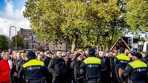 Union-Fans und Polizisten stehen sich in Rotterdam gegenüber.