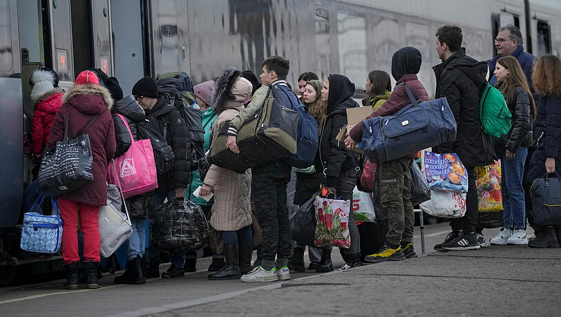 400.000 Fachkräfte wünscht sich die Wirtschaft aus dem Ausland. Das Anwerben derer ist bislang nicht gelungen, findet Autorin Martina Scheffler. (Symbolbild) 400.000 Fachkräfte wünscht sich die Wirtschaft aus dem Ausland. Das Anwerben derer ist bislang nicht gelungen, findet Autorin Martina Scheffler. (Symbolbild)