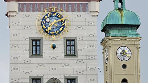 Die Uhr am Alten Rathaus ist stehengeblieben. Deshalb zeigt sie jetzt kurz nach sieben an, bis sie repariert wird.