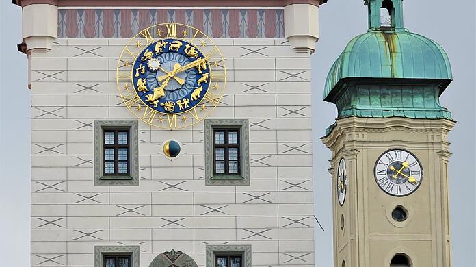 Die Uhr am Alten Rathaus ist stehengeblieben. Deshalb zeigt sie jetzt kurz nach sieben an, bis sie repariert wird.