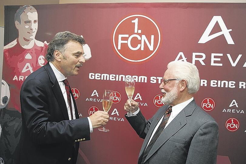Champagner auf die Millionen-Ehe: Club-Präsident Michael A. Roth und Ulrich Gräber, Sprecher der Areva-Geschäftsführung, stoßen auf den Drei-Jahresvertrag an, der dem 1. FCN &ndash; bei sofortigem Wiederaufstieg &ndash; knapp zehn Millionen Euro einbringt.Foto: bayernpress