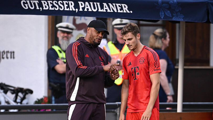 Bayern-Trainer Vincent Kompany (l.) rechnet mit der Rückkehr von Josip Stanisic in den Spieltagskader – erstmals seit August.