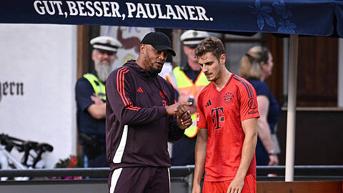 Bayern-Trainer Vincent Kompany (l.) rechnet mit der Rückkehr von Josip Stanisic in den Spieltagskader – erstmals seit August.