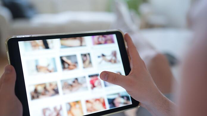 Immer mehr Mädchen und Frauen werden Opfer von Deepfake-Pornos. (Symbolbild)