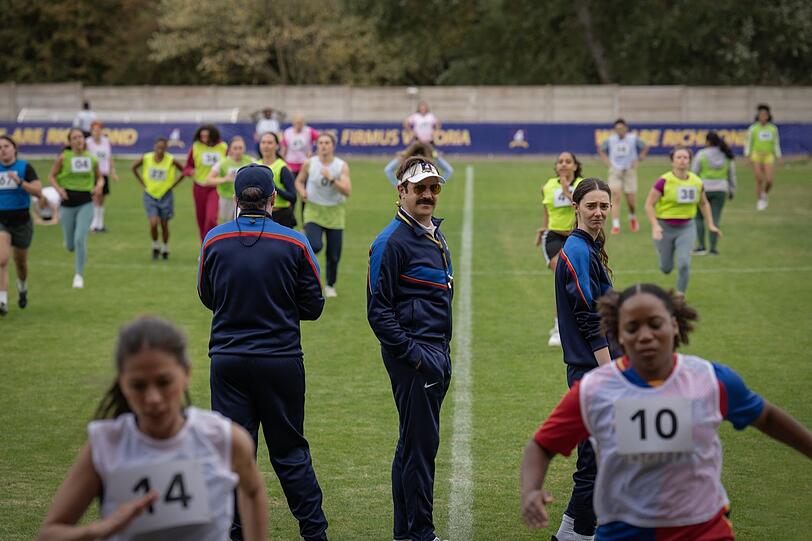 Den Lady Greyhounds gehen die Spielerinnen aus: Ted Lasso (Jason Sudeikis) und Coach Alice Chilton (Tanya Reynolds) ergreifen ungew&ouml;hnliche Ma&szlig;nahmen, um den Kader aufzuf&uuml;llen.