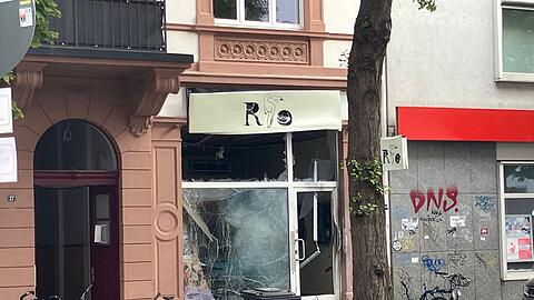 Das Caf&eacute; an der Berger Stra&szlig;e in Frankfurt wurde stark besch&auml;digt - ebenso wie eine gegen&uuml;berliegende Suppenbar.