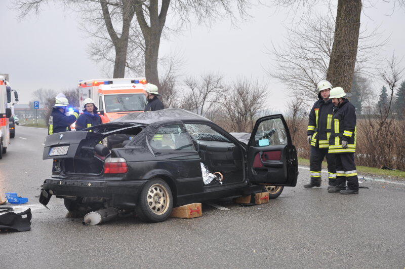 Am Donnerstagmorgen kam es auf der B299 zwischen Altötting und Unterneukirchen zu einem schweren Verkehrsunfall. Der Fahrer eines BMWs überholte mehrere Fahrzeuge und kam dabei ins schleudern. Daraufhin kollidierte das Fahrzeug mit einem Kleintransporter. Dieser erfasse den BMW seitlich auf der Fahrerseite.

Der Fahrer des erlag sofort seinen Verletzungen. Der Fahrer des Transporters wurde mit leichten Verletzungen ins Krankenhaus gebracht.