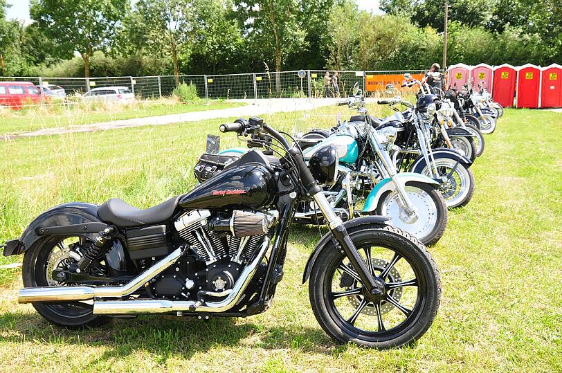 Bereit für die Fete: Harleys in Hallbergmoos.