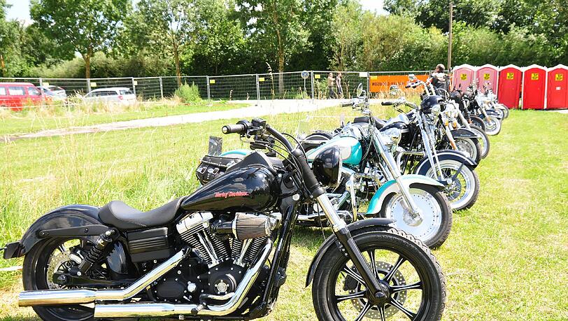 Bereit für die Fete: Harleys in Hallbergmoos. Bereit für die Fete: Harleys in Hallbergmoos.