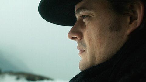 Sam Riley spielt den Fremden Greider, der in dem Alpenwestern &bdquo;Das finstere Tal&ldquo; in ein kleines Dorf kommt, um Rache zu nehmen.