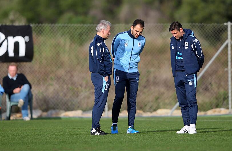 Führen Fachgespräche: Trainer Benno Möhlmann, Geschäftsführer Noor Basha und Sportchef Oliver Kreuzer.