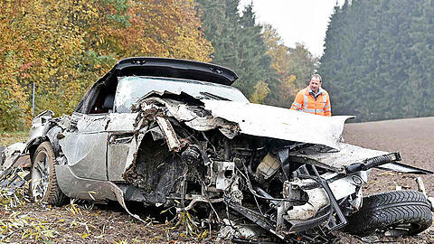 Bei dem Abflug von der A95 wurde der BMW Z8 völlig zerstört. Die Bilder.