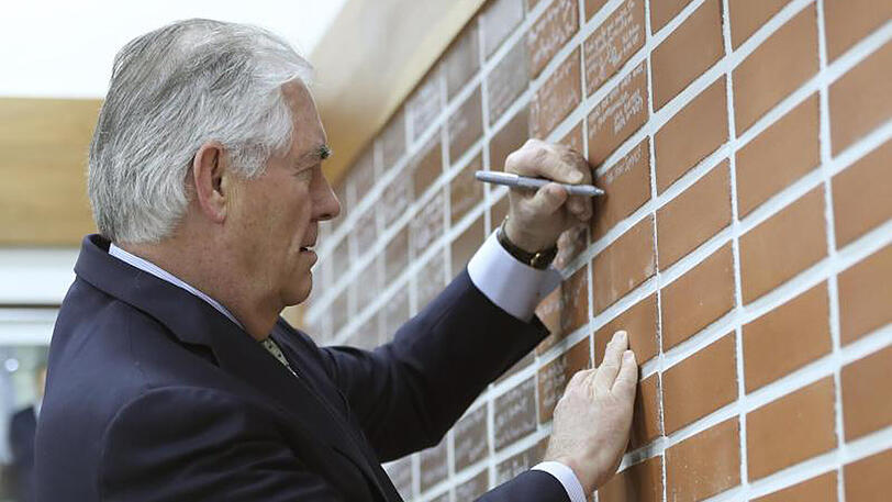 US-Außenminister Rex Tillerson schreibt an der Grenze zu Nordkorea eine Nachricht auf eine Ziegelwand.