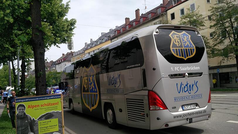 Der Mannschaftsbus des FC Saarbrücken bei der Ankunft am Grünwalder Stadion. Der Mannschaftsbus des FC Saarbrücken bei der Ankunft am Grünwalder Stadion.