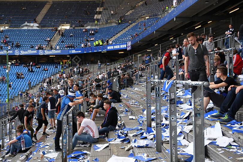 Fassungslos: Die Fans des HSV nach dem Abstieg 2018.