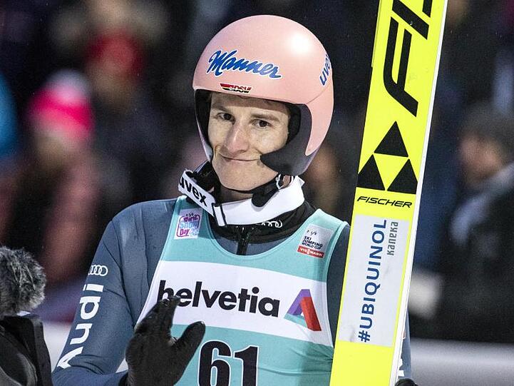 Karl Geiger aus Deutschland reagiert im Zielbereich. Foto: Alexandra Wey/KEYSTONE/dpa