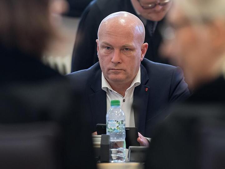 Der suspendierte Regensburger Oberbürgermeister Joachim Wolbergs (SPD) wartet im Prozesssaal. Foto: Peter Kneffel/Archiv