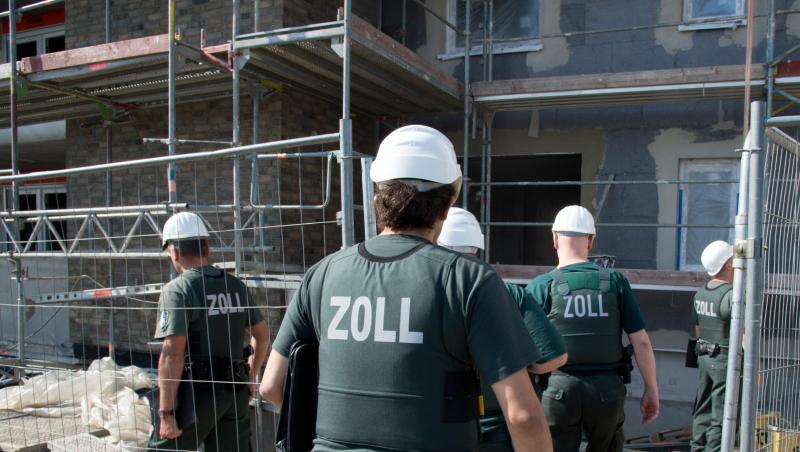 Zollbeamte betreten bei einer Razzia gegen Schwarzarbeit eine Baustelle. Zollbeamte betreten bei einer Razzia gegen Schwarzarbeit eine Baustelle.