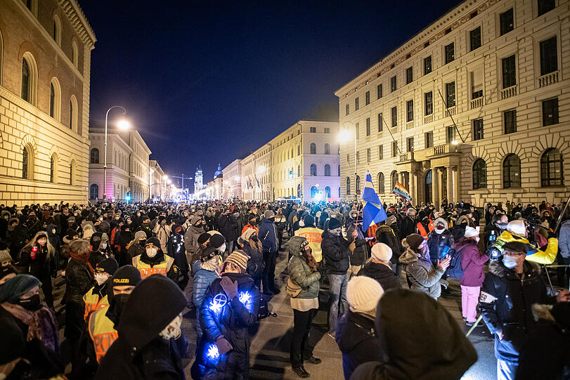 Hunderte Versammlungsteilnehmer stehen während einer Demonstration der Querdenken-Bewegung vor dem Bayerischer Verwaltungsgerichtshof.