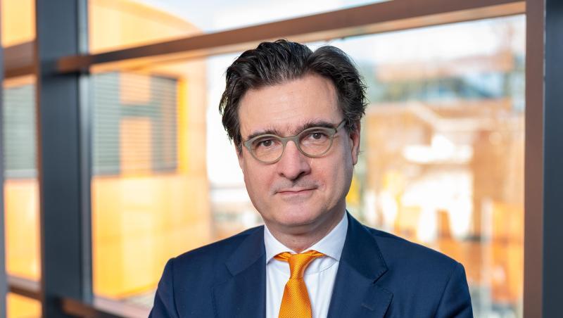 Kai Andrejewski steht während einem Portraitshooting im Hauptsitz von Sixt in Pullach im Isartal.