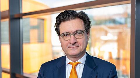 Kai Andrejewski steht während einem Portraitshooting im Hauptsitz von Sixt in Pullach im Isartal.