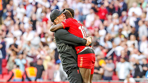 Sieg im Elfmeterschießen gegen den FC Chelsea: Jürgen Klopp und Sadio Mané feiern den Triumph des FC Liverpool im englischen FA Cup.