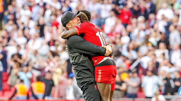 Sieg im Elfmeterschießen gegen den FC Chelsea: Jürgen Klopp und Sadio Mané feiern den Triumph des FC Liverpool im englischen FA Cup.