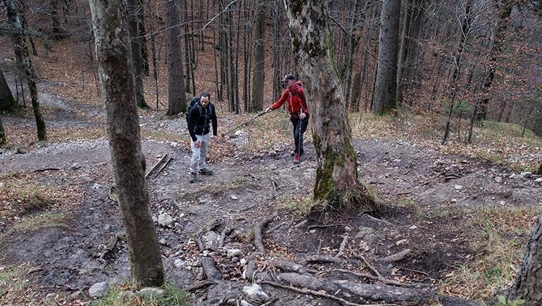 Tobias Heß und Max Lantenhammer von der DAV-Sektion Tutzing inspizieren die kaputten Wege am Jochberg.