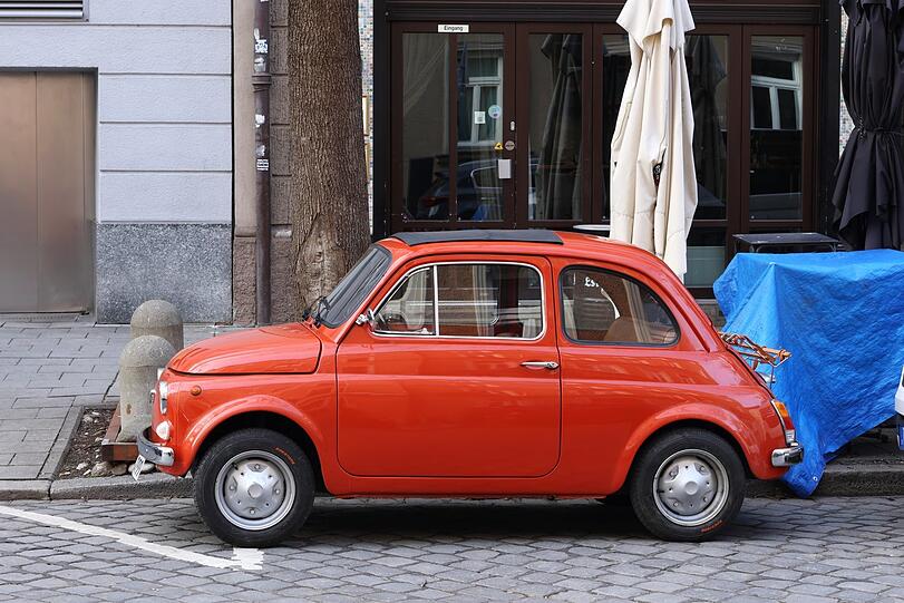 Italienischer Moment in der Occamstraße: ein Fiat 500.