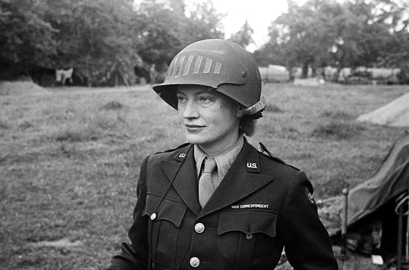 Lee Miller als US-Kriegsberichterstatterin im Jahr 1944 in der Normandie in Frankreich.