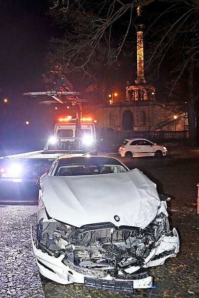 Die Fahrt des Rasers im BMW 850i M endete am massiven steinernen Geländer im Auslauf der Luitpoldbrücke. Die Fahrt des Rasers im BMW 850i M endete am massiven steinernen Geländer im Auslauf der Luitpoldbrücke.