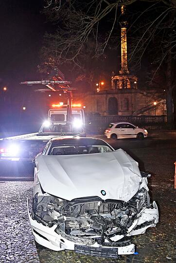 Die Fahrt des Rasers im BMW 850i M endete am massiven steinernen Geländer im Auslauf der Luitpoldbrücke.