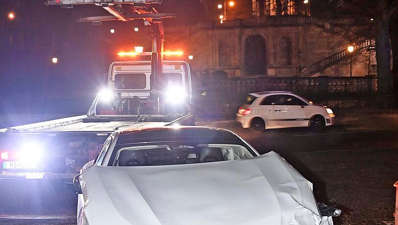 Die Fahrt des Rasers im BMW 850i M endete am massiven steinernen Geländer im Auslauf der Luitpoldbrücke.