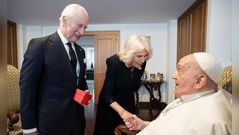 König Charles III. und Königin Camilla bei ihrer Audienz bei Papst Franziskus Anfang April in Rom.