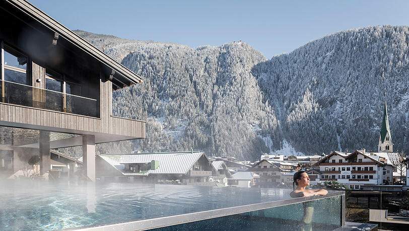 Das Neuhaus Zillertal Resort in Mayrhofen: Im warmen Infinitypool entspannen, mit Blick auf verschneite Berge. Herrlich, oder? Das Neuhaus Zillertal Resort in Mayrhofen: Im warmen Infinitypool entspannen, mit Blick auf verschneite Berge. Herrlich, oder?