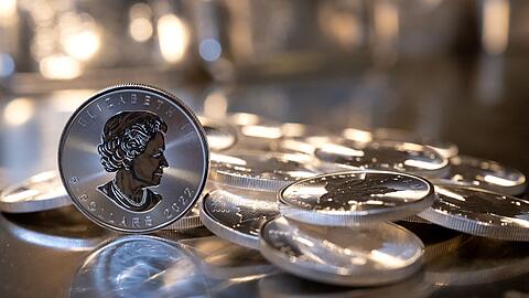 Silberm&uuml;nzen wie die  "Maple Leaf" sind bei Sammlern gefragt. (Archivbild)