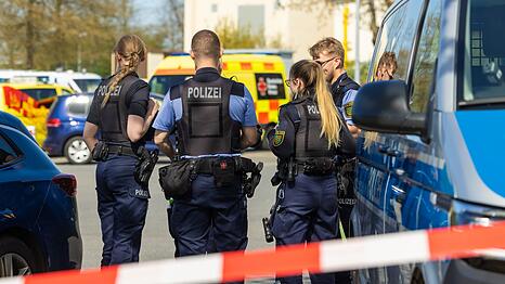 Am Dienstagmittag waren Hinweise auf Sch&uuml;sse per Notruf eingegangen. Die Polizei ordnete dies den Angaben zufolge als lebensbedrohliche Einsatzlage ein.