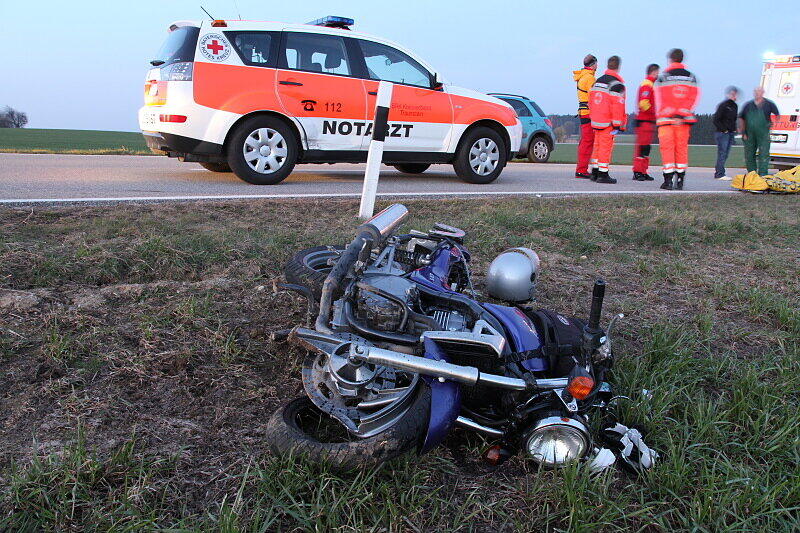 Am Mittwochabend ist es zwischen Peterskirchen und Tacherting zu einem schweren Unfall gekommen. Ein Motorrad-Fahrer ist beim Überholen mit einem entgegenkommenden PKW zusammengekracht. Durch die Wucht des Aufpralls wurde der 27-Jährige von seinem Motorrad geschleudert und dabei lebensbedrohlich verletzt. Er musste mit dem Hubschrauber ins Krankenhaus geflogen werden.