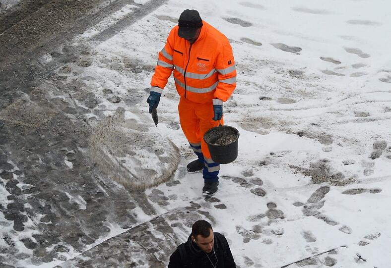 Der Winterdienst streut Splitt.