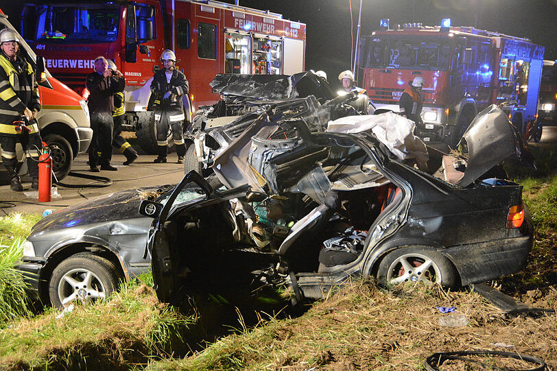 Horror-Crash bei Landshut. Die Bilder vom Rettungseinsatz.